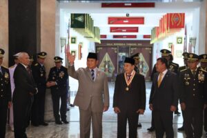 Beri Penghargaan Dharma Pertahanan untuk Habib Luthfi, Menhan Prabowo: Beliau Selalu Utamakan Kerukunan 6 WhatsApp Image 2023 09 25 at 16.44.02